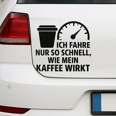 ICH FAHRE NUR SO SCHNELL, WIE MEIN KAFFEE WIRKT – Autoaufkleber secondary image