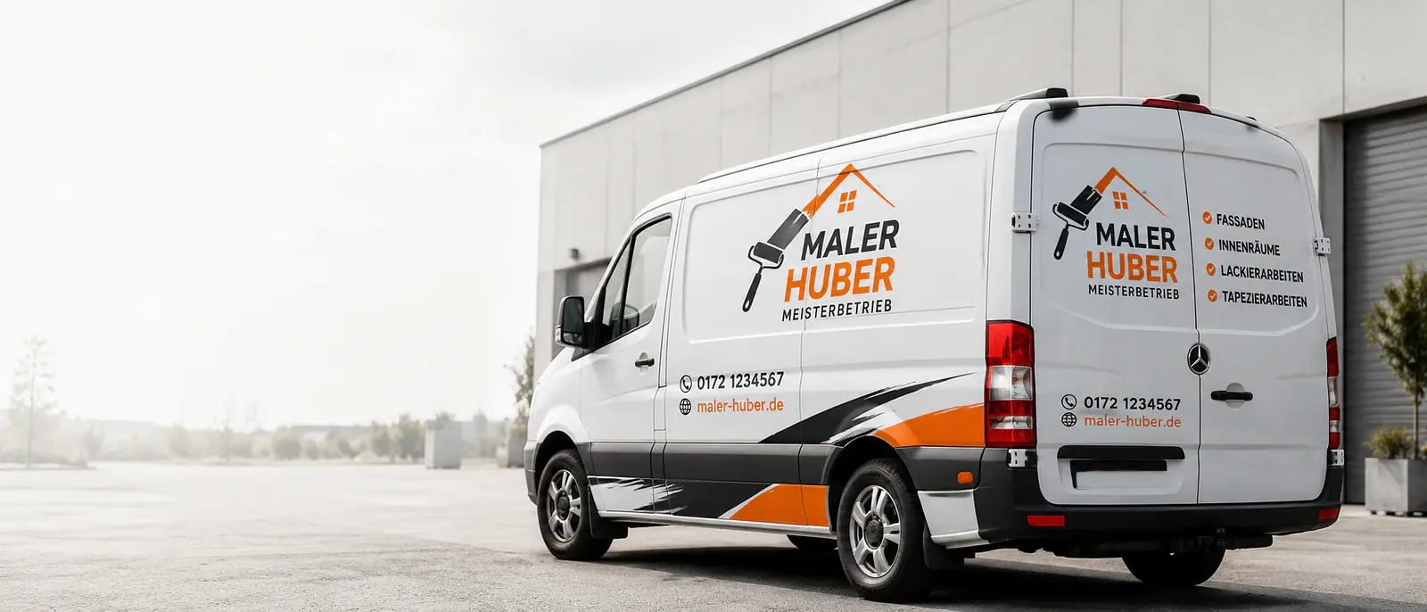 Handwerkerfahrzeug mit Firmenlogo und Kontaktdaten