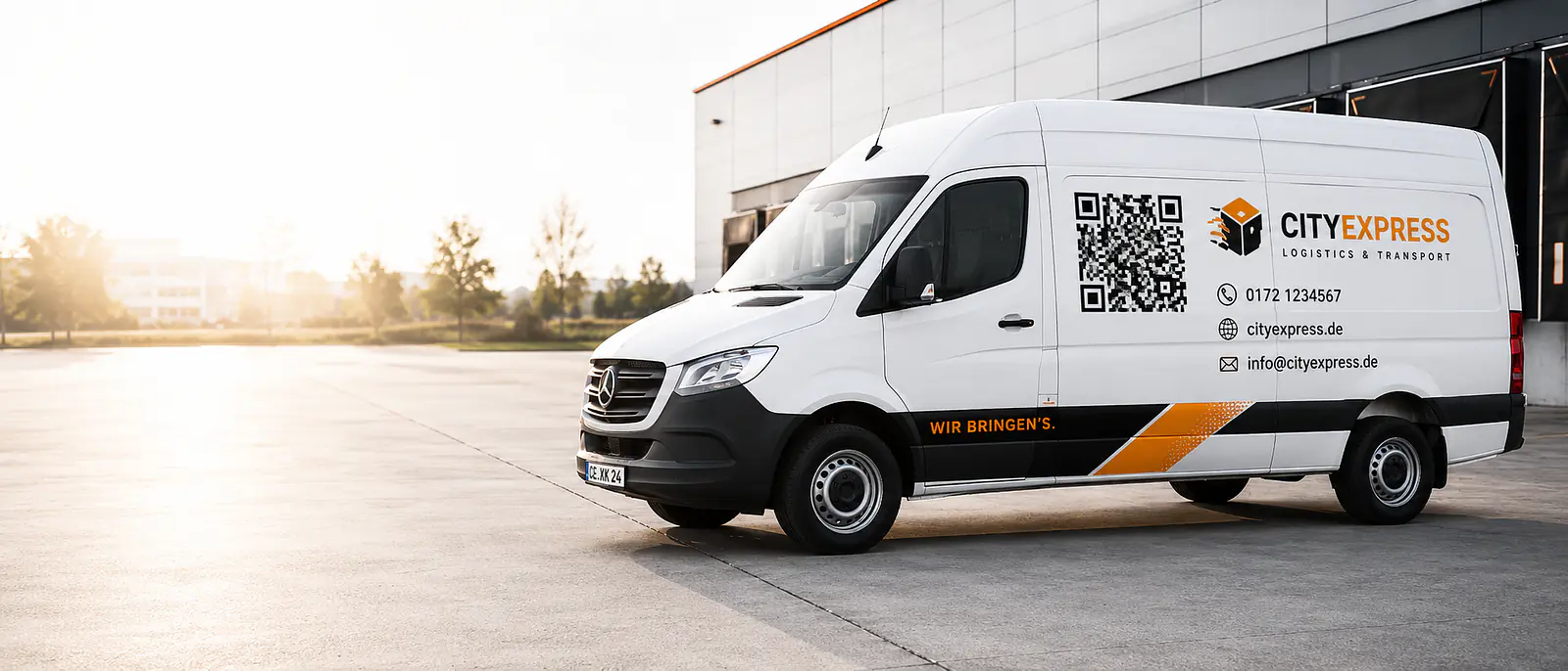 QR-Code und Kontaktdaten auf einem Firmenfahrzeug
