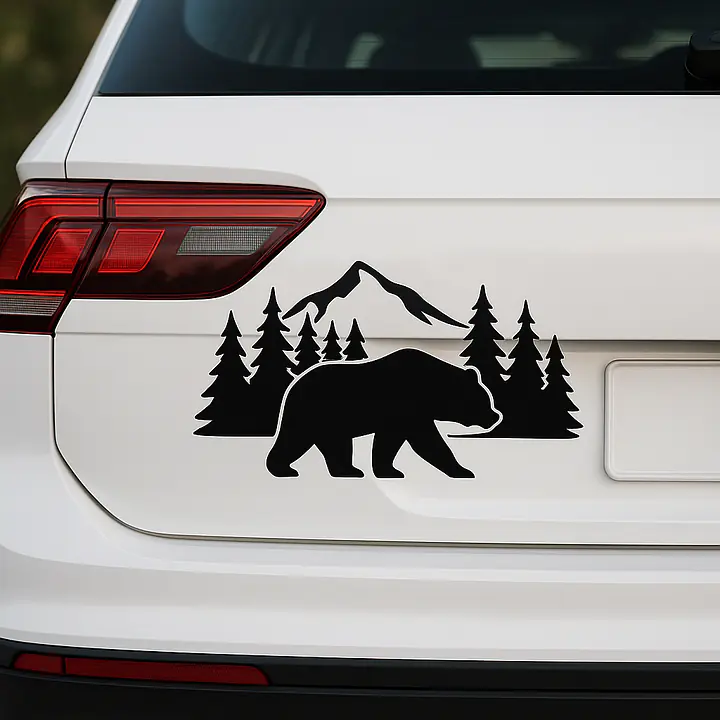 Bär im Bergwald Autoaufkleber - Master